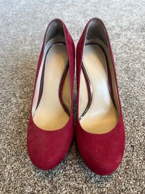 Jessica Simpson Wine Red Suede Classic Round-Toe Pumps